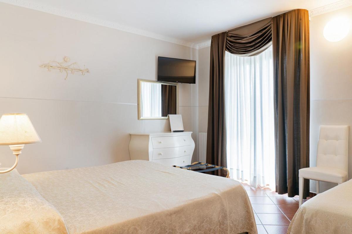 Hotel Edelweiss ペスカッセーロリ エクステリア 写真