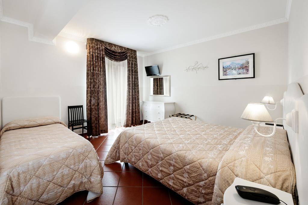 Hotel Edelweiss ペスカッセーロリ エクステリア 写真
